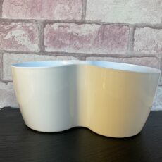 Un cache pots pour deux pots de 12 cm de diamètre chacun, couleur blanche, pour deux pots de micropousses