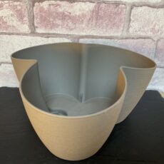 Un cache pots pour trois pots de 12 cm de diamètre chacun, couleur taupe, pour trois pots de micropousses